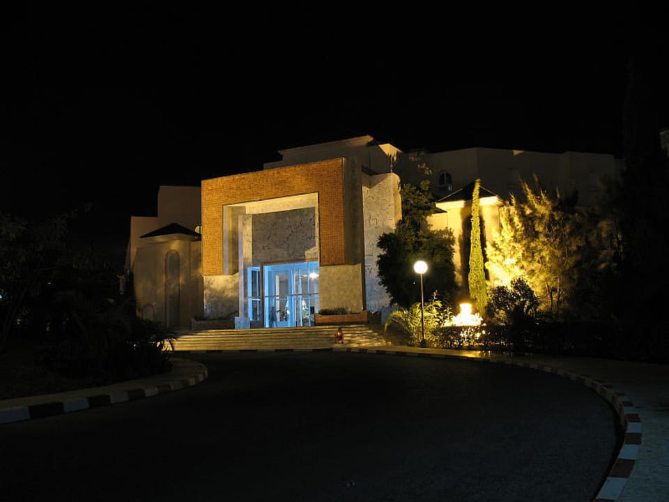 Hoteleingang bei Nacht Sentido Marillia Resort & Spa