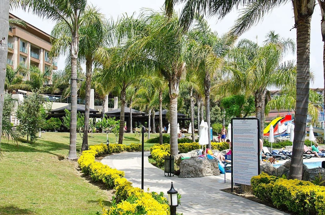 Wege in der Hotelanlage Sunis Kumköy Beach Resort Hotel & Spa