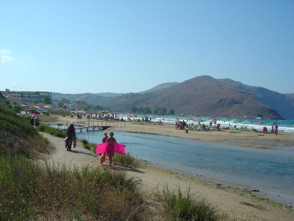 Der kleine Fluss westlich vom Hotel Hotel Corissia Princess