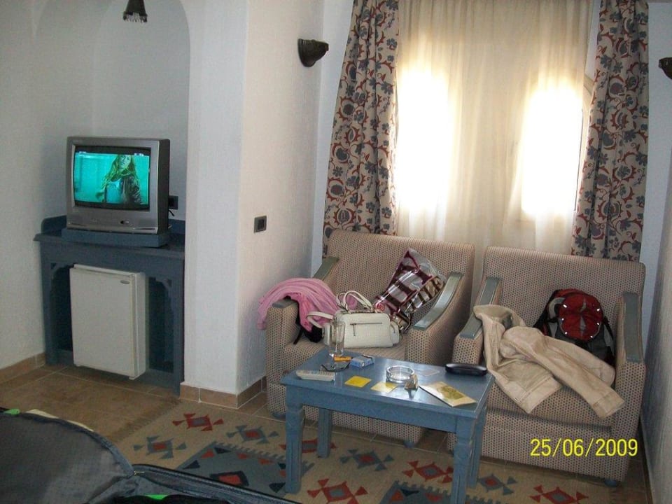 Kleine Sitzecke, TV und Minibar SUNRISE Royal Makadi Resort