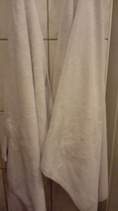 Szare ręczniki w łazience Hotel Senator