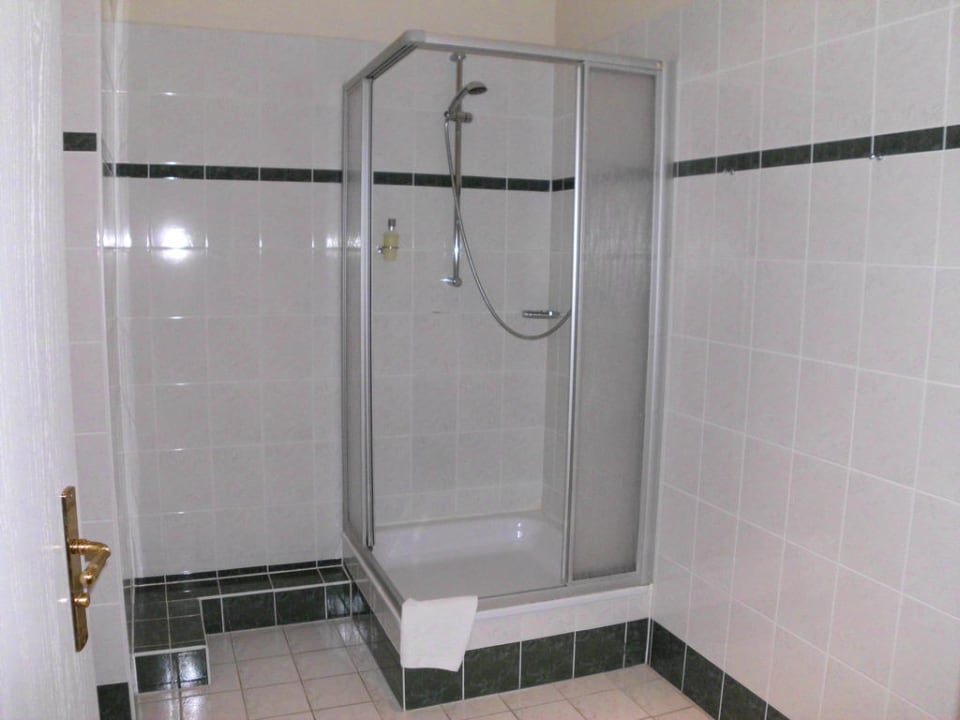 Bad Zimmer 212 Seeschloss Schorssow