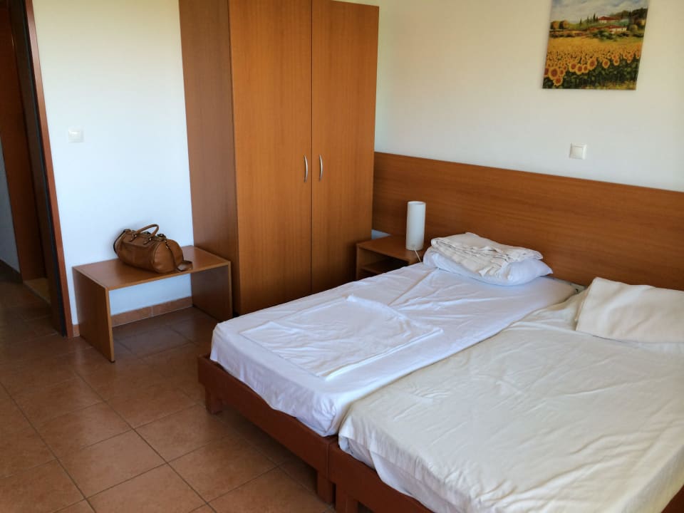 Doppelbett mit Kleiderschrank Hotel Helena Christina