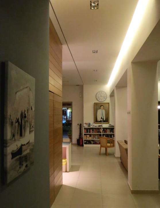 Blick vom Fahrstuhl Richung Ausgang/Bar Matala Bay Hotel & Apartments