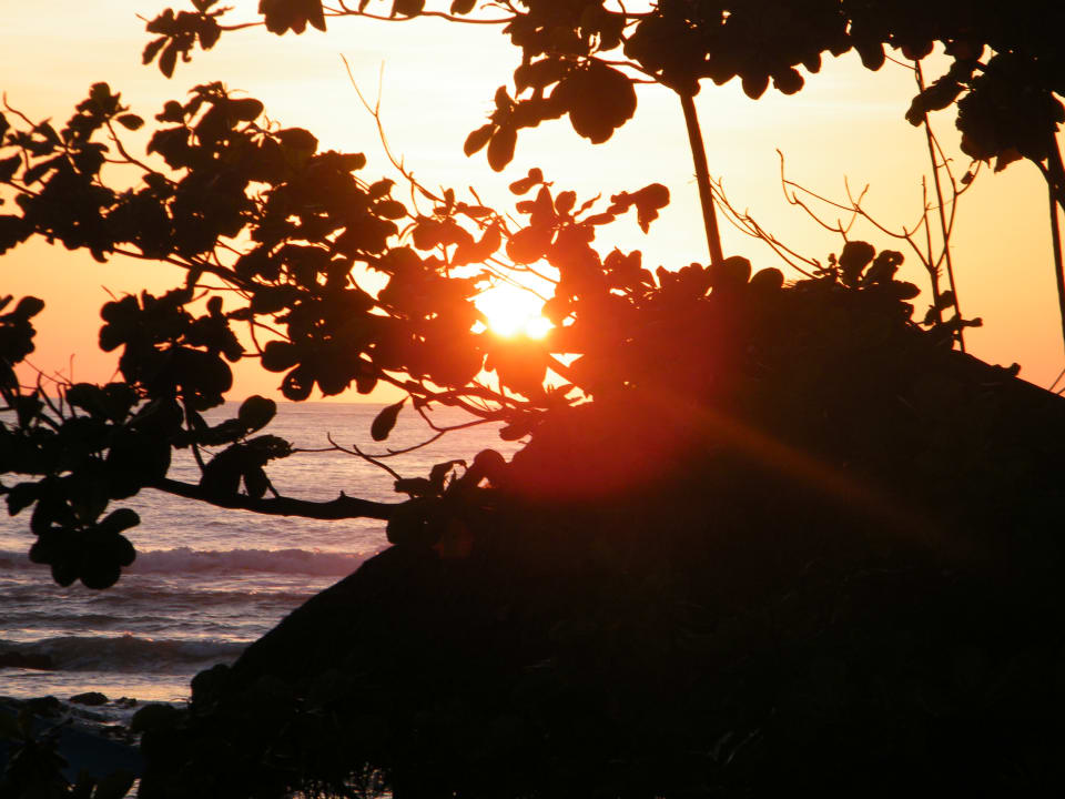 Sonnenuntergang vom Restaurant aus gesehen Ocean Breeze Resort