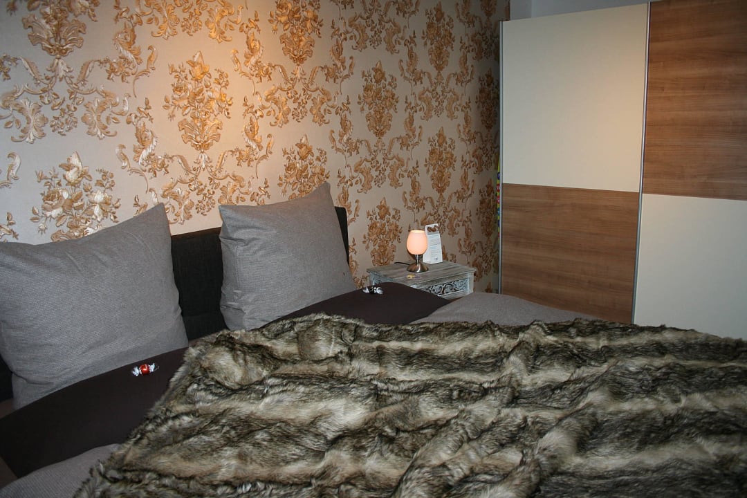 Schlafzimmer mit Kingsizebett Harztour Fewo Apartments in Wernigerode