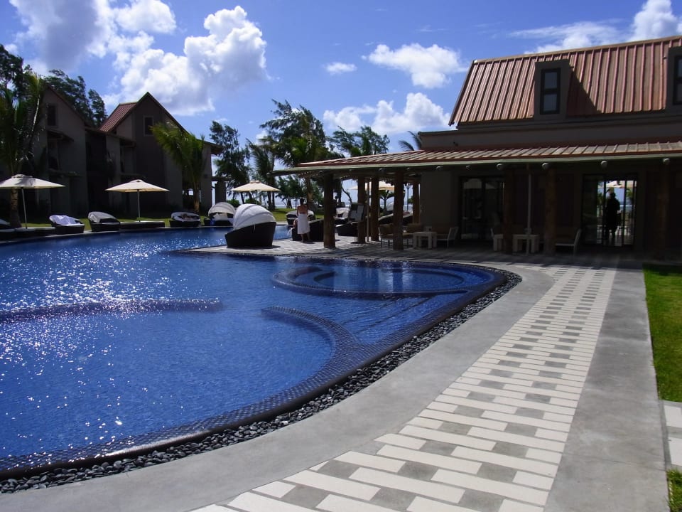 Pool Crystals Beach Resort Belle Mare, a member of Radisson Individuals
