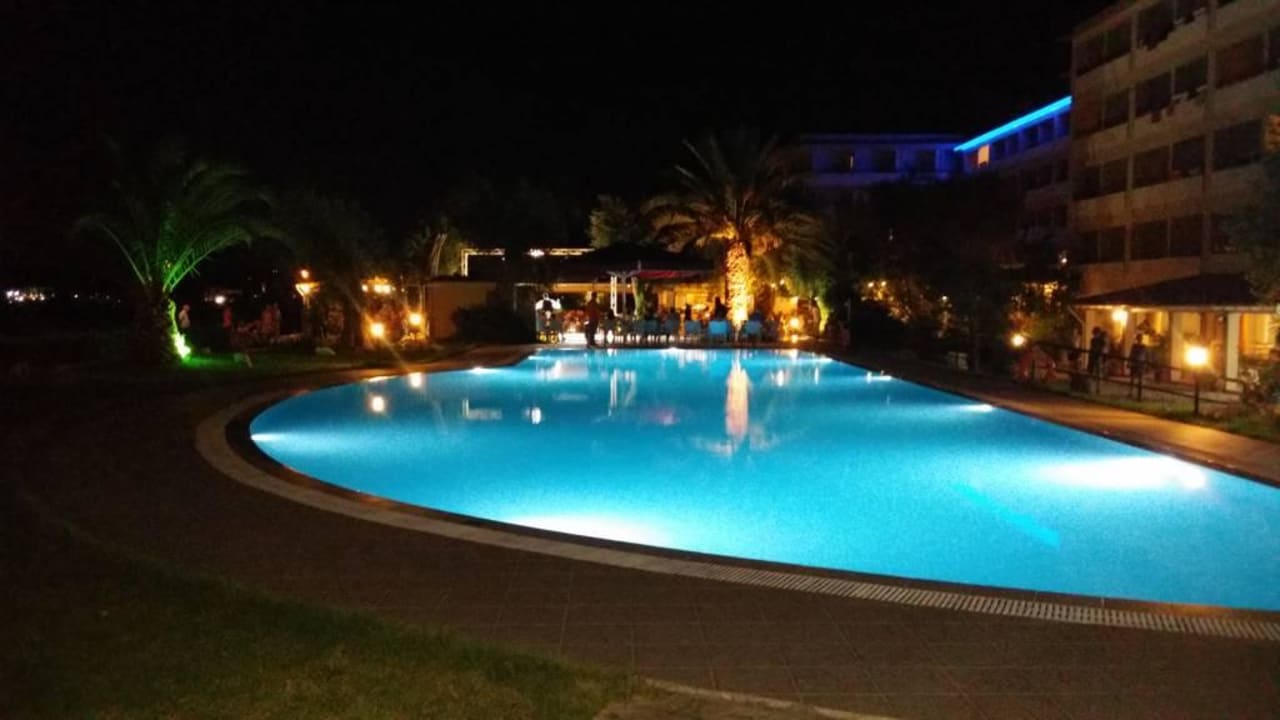 Pool bei Nacht Elea Beach Hotel