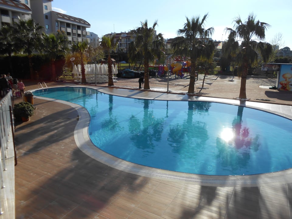 Pool mit neuer Liegefläche Hane Family Resort