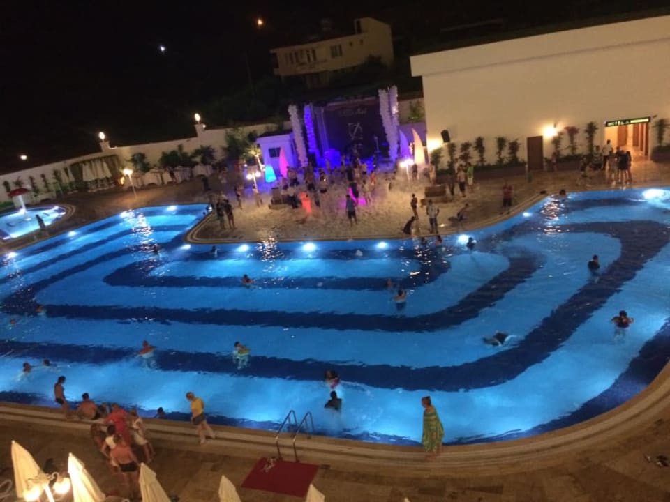 Impreza przy basenie Oz Hotels Sui Resort