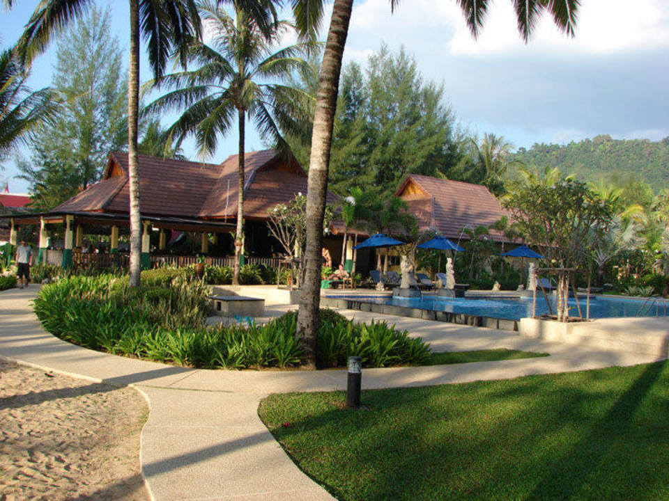 Pool und Restaurant Hotel Nang Thong Beach Resort 2