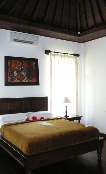 Großes Bett Adi Assri Beach Resort & Spa Pemuteran