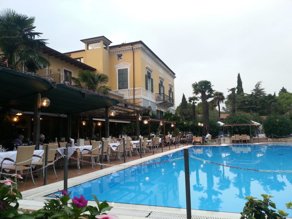 Pool mit Essensbereich  Hotel Antico Monastero