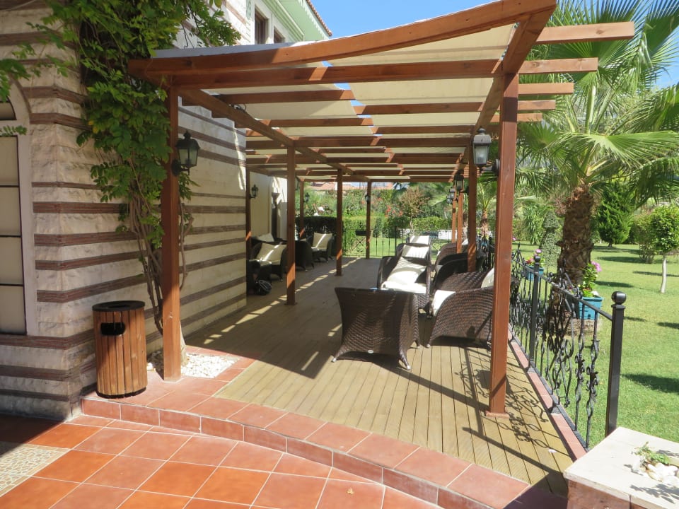 Sitzgelegenheit außerhalb der Lobby Hotel Turan Prince