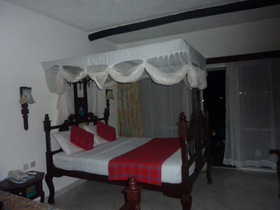 Bett mit Moskitonetz Hotel Southern Palms Beach Resort