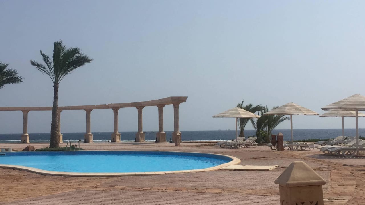 Pool am Morgen Three Corners Equinox Beach Resort