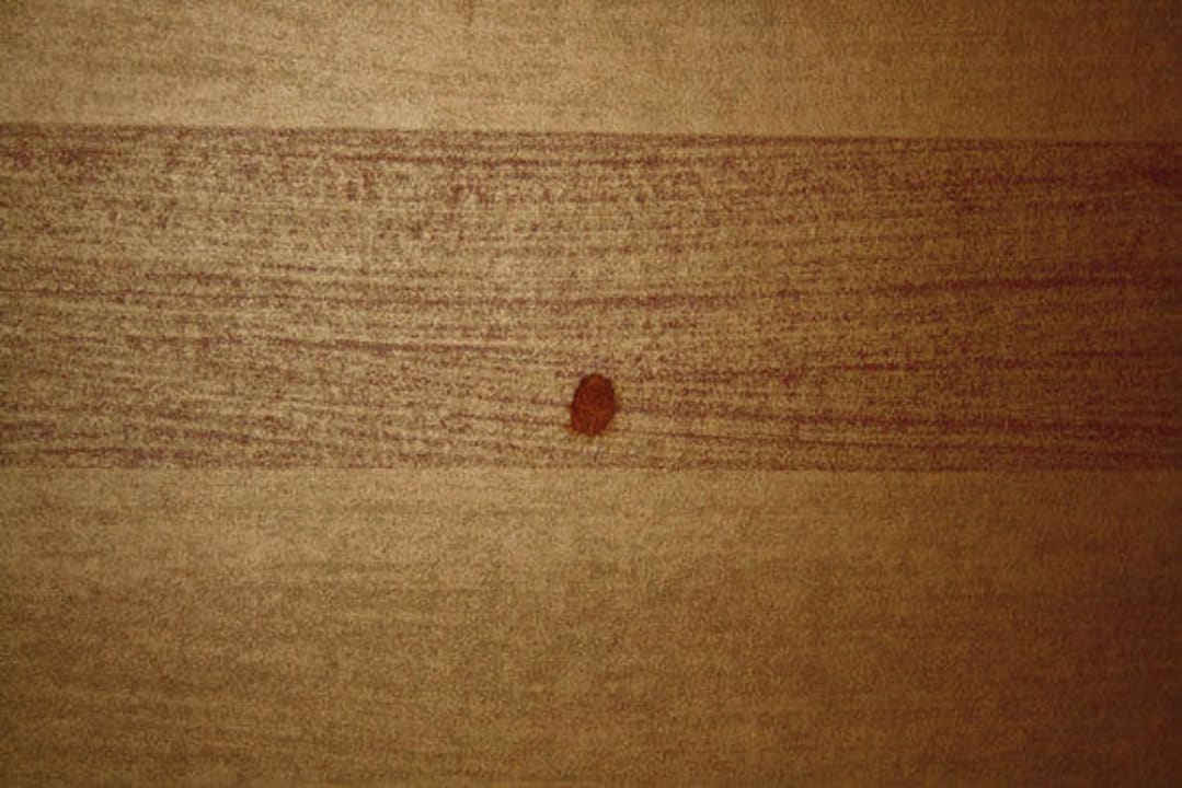 Spritzmasse an der Wand Hotel Village