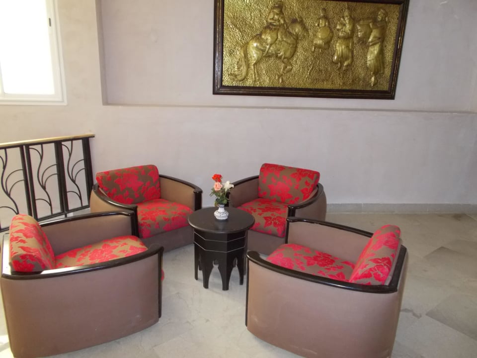 Nette Sitzgruppe am Aufzug El Mehdi Beach Resort