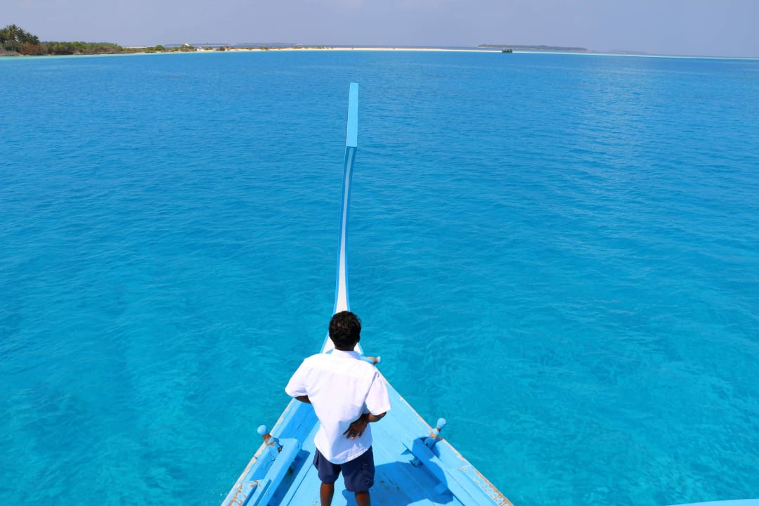 Glasklares Wasser auf unserer Fahrt  NH Collection Maldives Reethi Resort