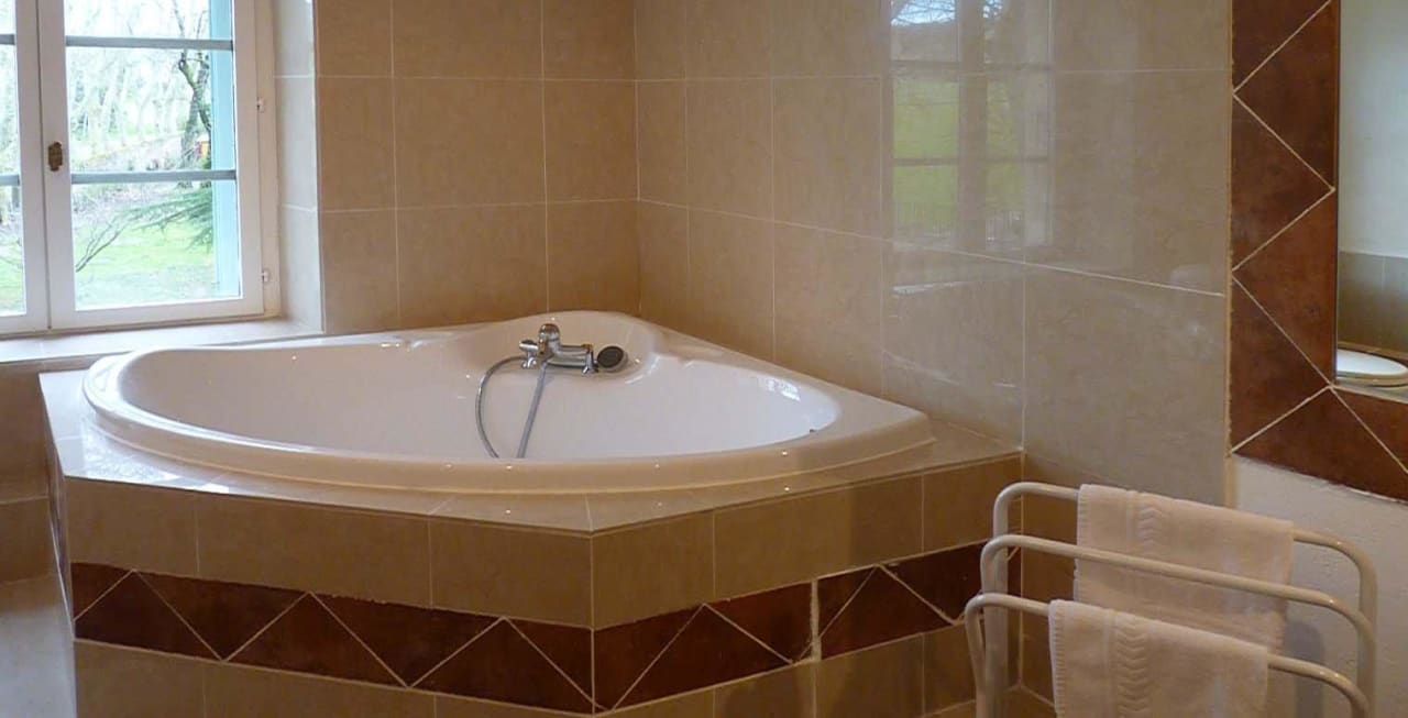 Salle de bain chambre prestige avec terrasse Hotel Manoir Le Roure