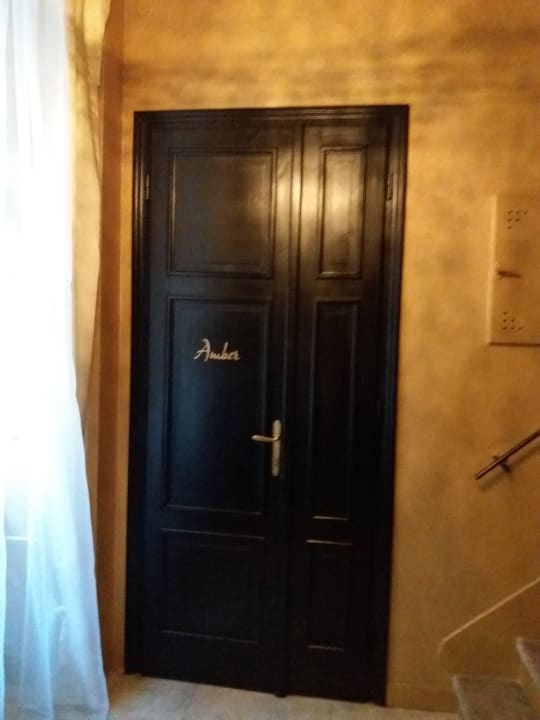 Links und Rechts von der Treppe gibt es die Zimmereingänge. Design Hotel Jewel Prague