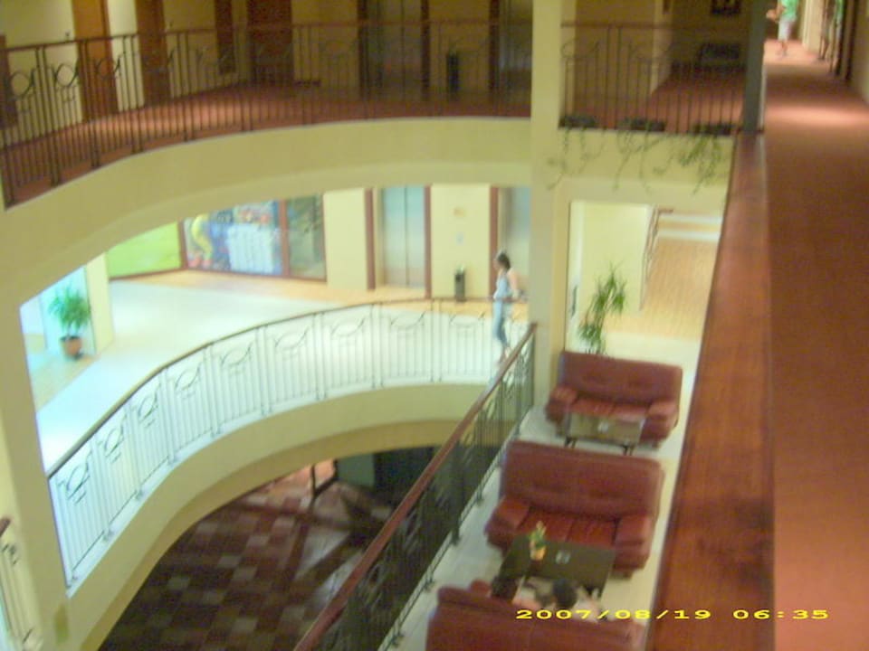 Der Weg vom Zimmer in die Lobby Hotel Kristal