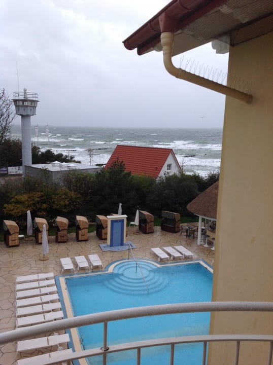 Der Blick auf die Ostsee und die Poolanlage A-ROSA Ostseehotel Kühlungsborn