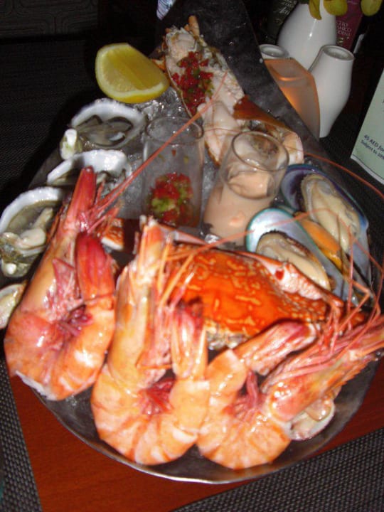Fischplatte beim Italiener The Cove Rotana Resort