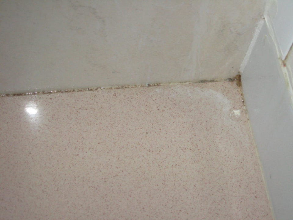 Schimmelflecken neben Dusche HSM Linda Playa