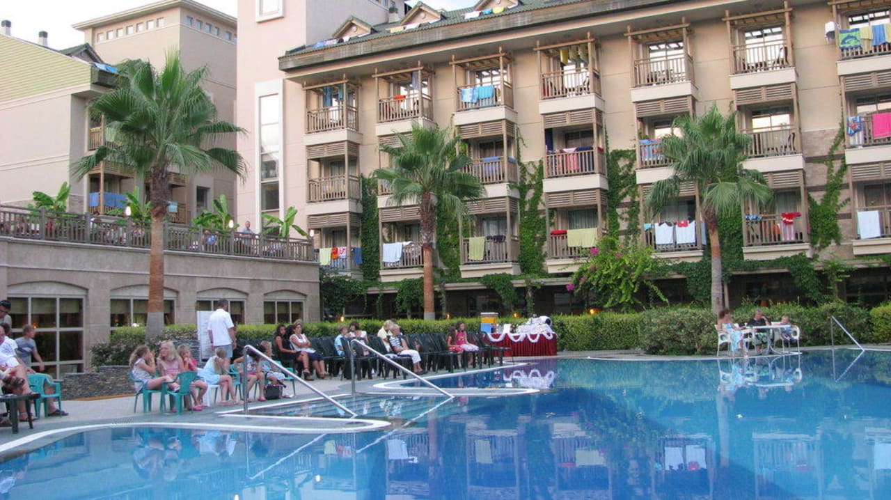 Der Hauptpool am Abend Can Garden Resort