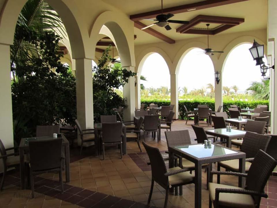 Außenbereich des Hauptrestaurants Hotel Riu Karamboa