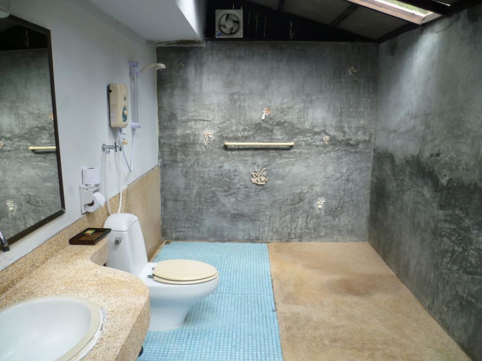 Outdoor bathroom in der Seapearl Villa Gooddays Lanta Beach Resort