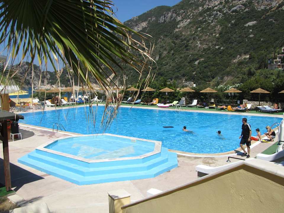 Der Pool Ithea Suites Hotel