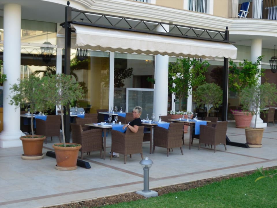 Außenterrasse, wo man gut frühstücken konnte  Grupotel Playa de Palma Suites & Spa
