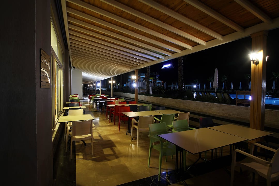 Poolbar bei Nacht LRS Port River Hotel & Spa
