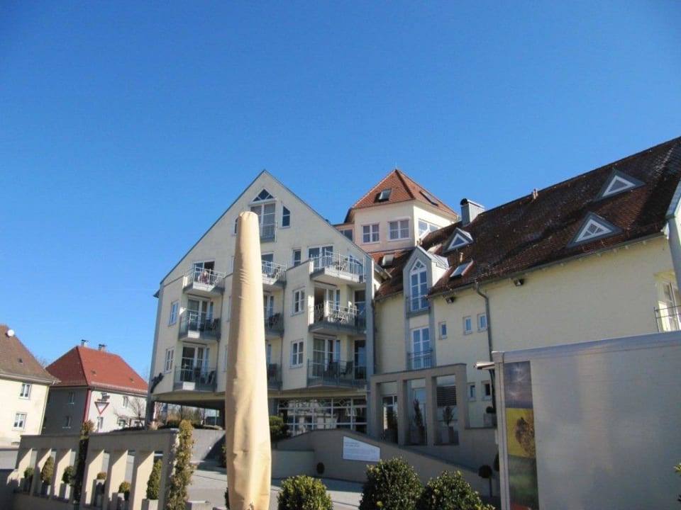 Blick von unten auf das Haupthaus Hotel Traube am See