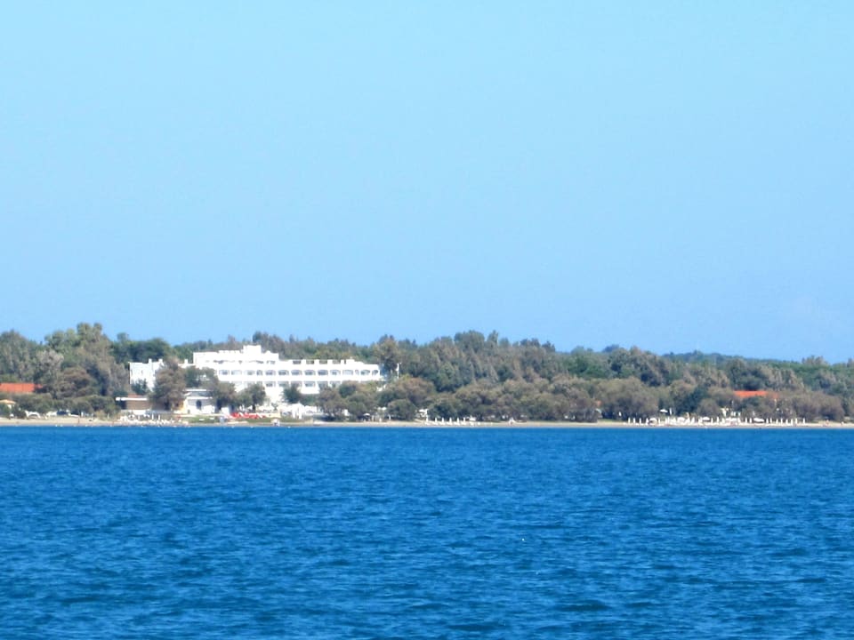 Haupttrakt links u. Bungalow rechts Domes Aulūs Zante, Autograph Collection