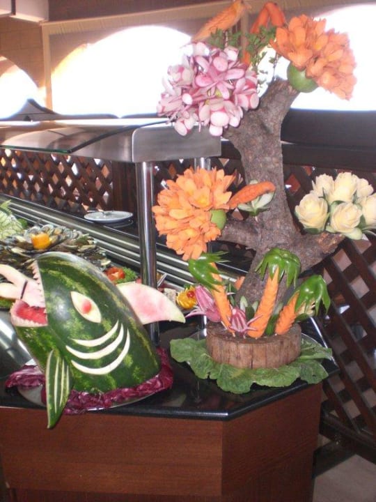 Täglich liebevoll geschnitzte Deko Hotel Kalithea Horizon Royal