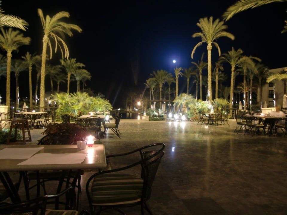 Restaurant Aussenbereich bei Nacht Pickalbatros Palace Hotel-Port Ghalib