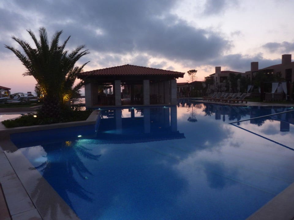 Pool in der Dämmerung The Romanos, a Luxury Collection Resort, Costa Navarino