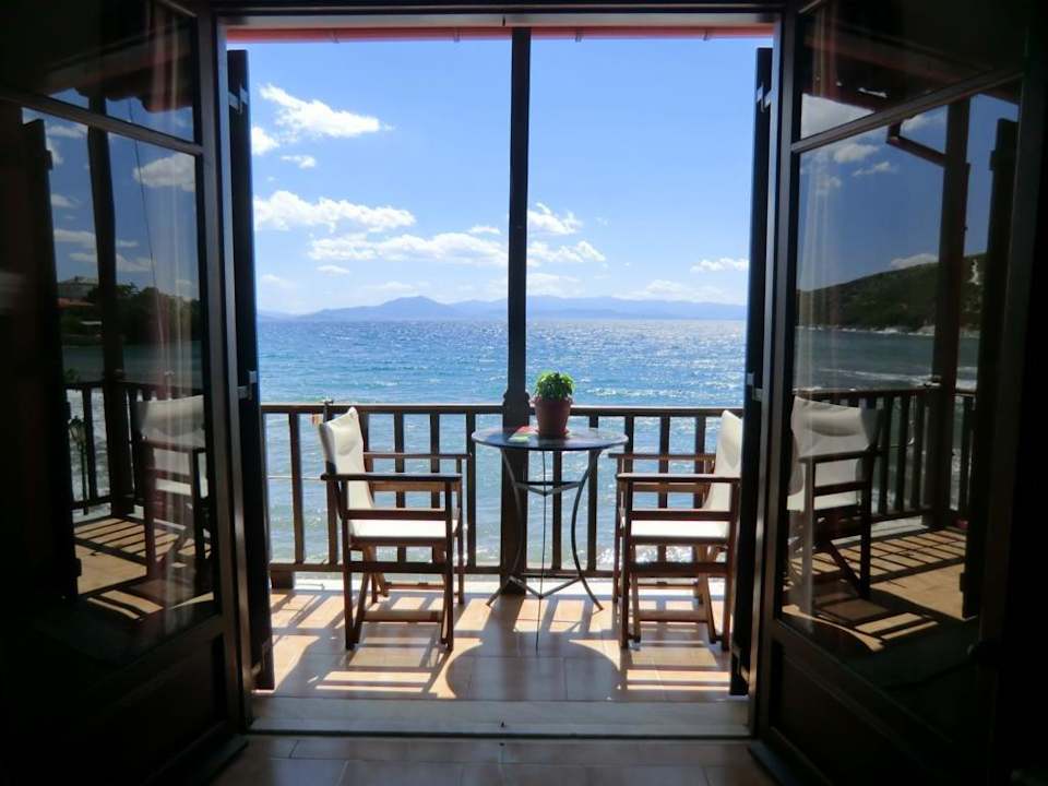 Blick vom Wohnzimmer auf den Balkon Iro House