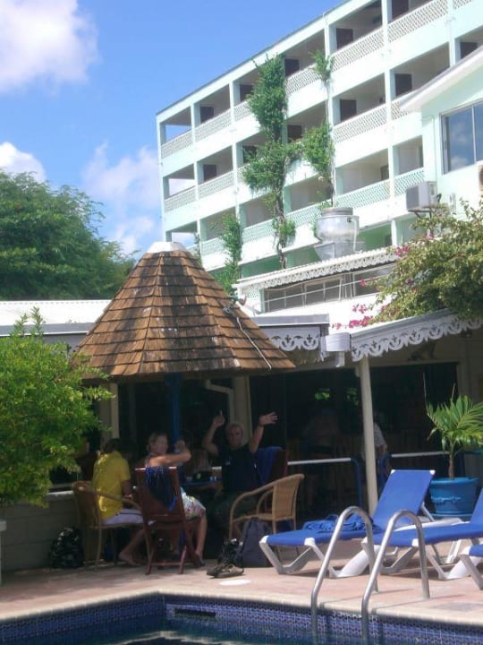 Hotelansicht vom Pool Coconut Court Beach Hotel