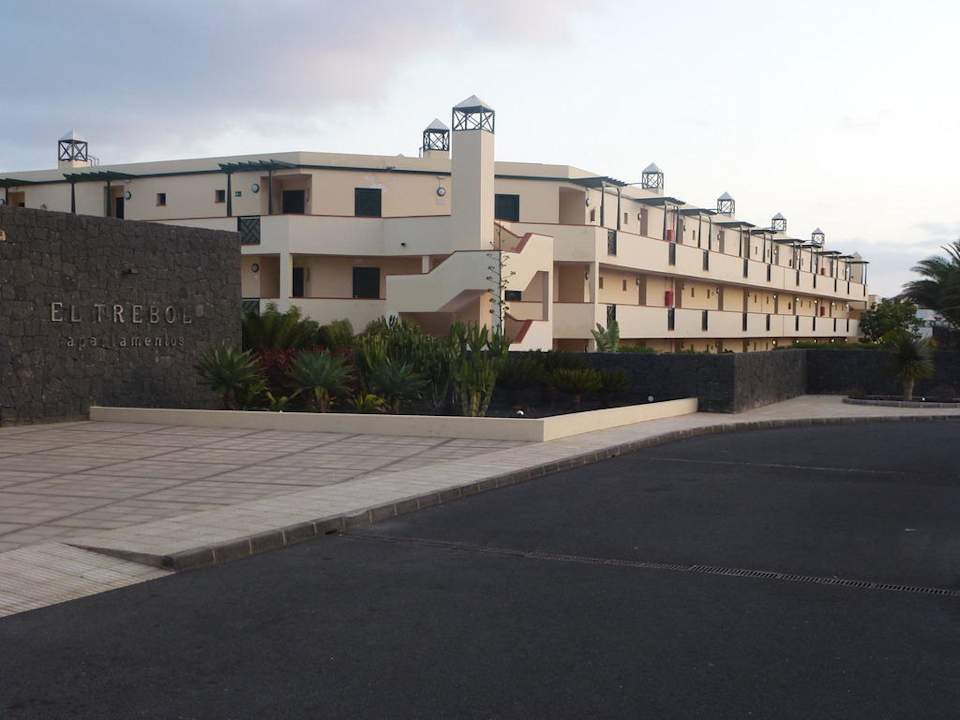 Vorderansicht vom Hotel Hotel El Trebol