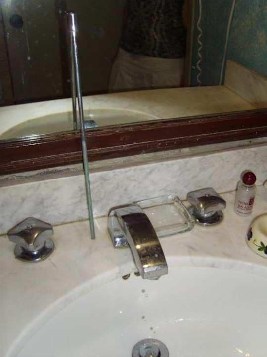 Waschbecken & lose Einzelteile davon Hotel Los Aluxes