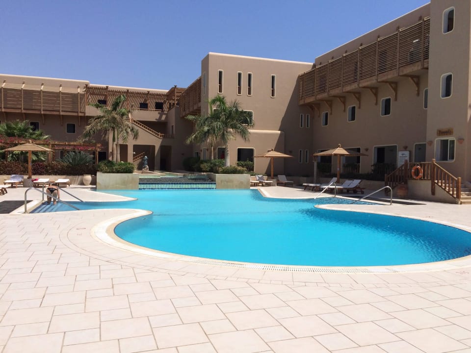 Chillen am Pool The Breakers Diving & Surfing Lodge