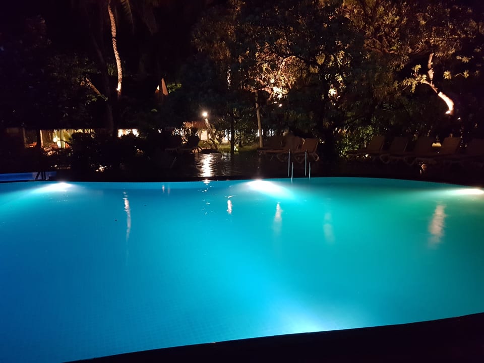 Der Pool ist am Abend gesperrt, aber schön anzusehen. Adaaran Select Hudhuran Fushi - Premium All Inclusive