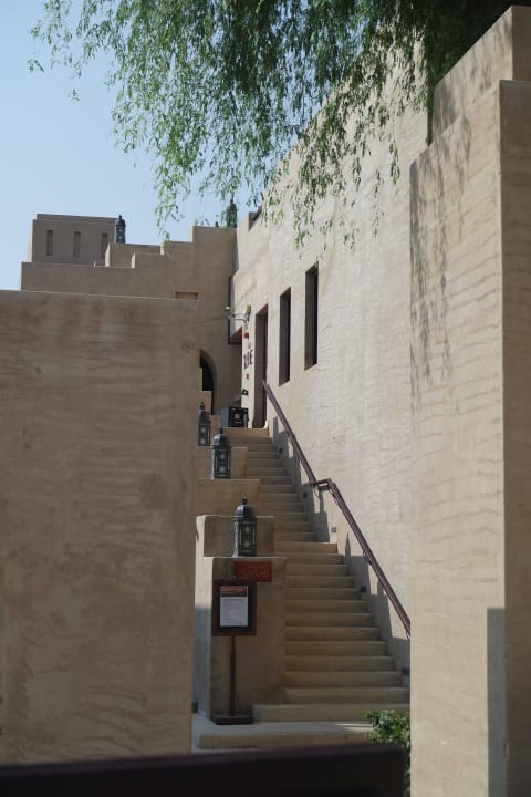 Aufgang zur Rooftop Bar des Al Forsan Restaurants Hotel Bab Al Shams Desert Resort & Spa