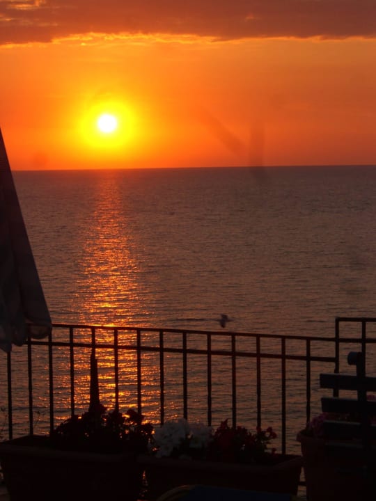 Der abendliche Sonnenuntergang  Hotel Anaxos Hill Village