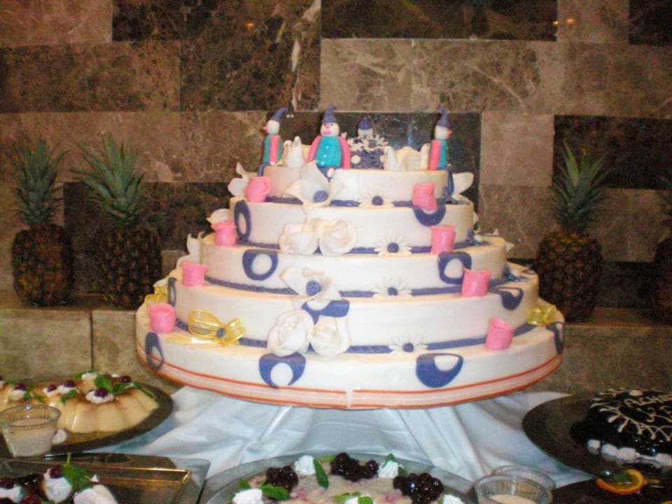 Lecker Torte Saturn Palace Resort Hotel