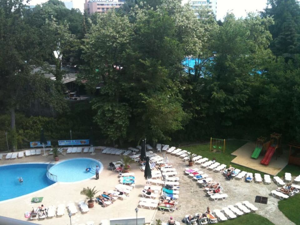 Großer Pool und Liegenbereich Odessos Park Hotel